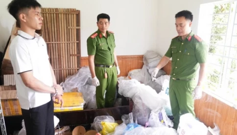 Bắt khẩn cấp Nguyễn Tiến Phi sinh năm 2004 ở Nghệ An, thu giữ gì khi khám xét nơi ở?