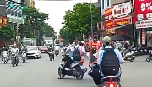 Nữ sinh bị túm tóc, kéo ngã khỏi xe giữa đường: Nhà trường lên tiếng