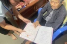 Cán bộ đến tận nhà hỗ trợ cụ ông 92 tuổi đăng ký kết hôn