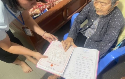 Cán bộ đến tận nhà hỗ trợ cụ ông 92 tuổi đăng ký kết hôn