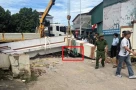 Xe cẩu va sập cổng chào, bé trai lớp 3 đứt lìa cánh tay: Lãnh đạo xã nói gì?
