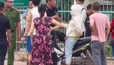 Hai thanh niên 17 tuổi bị bắt giữ vì cướp giật điện thoại của nữ du khách người Nga