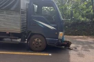 Xe tải tập lái kéo lê xe máy 50m trên đường, một người tử vong