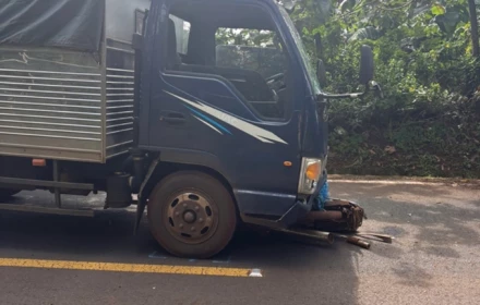 Xe tải tập lái kéo lê xe máy 50m trên đường, một người tử vong