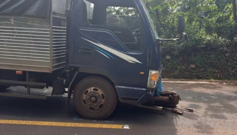 Xe tải tập lái kéo lê xe máy 50m trên đường, một người tử vong
