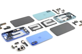 Vì sao không ai tin Tim Cook sẽ mang dây chuyền sản xuất iPhone về Mỹ?