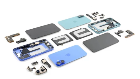 Vì sao không ai tin Tim Cook sẽ mang dây chuyền sản xuất iPhone về Mỹ?
