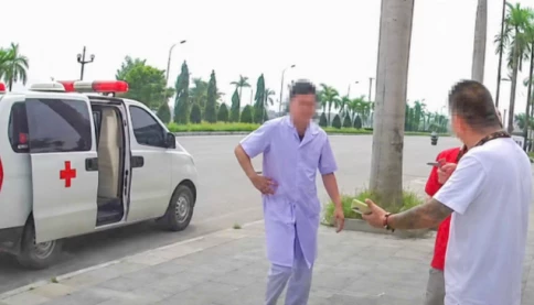 Lái xe cứu thương và sinh viên giả nhân viên y tế, bán thuốc cao gấp 150 lần