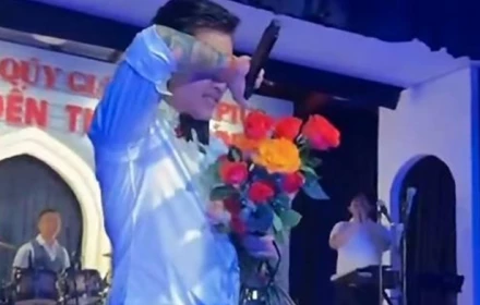Tuấn Hưng bật khóc trên sân khấu Mỹ sau khi đưa vợ và 3 con sang sinh sống