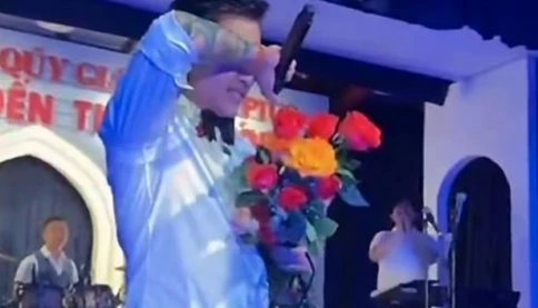 Tuấn Hưng bật khóc trên sân khấu Mỹ sau khi đưa vợ và 3 con sang sinh sống