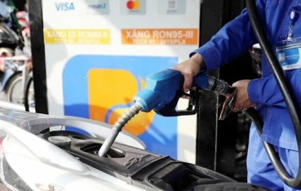 Giá xăng tiếp tục tăng, dầu diesel giảm sâu về dưới 30.000 đồng/lít