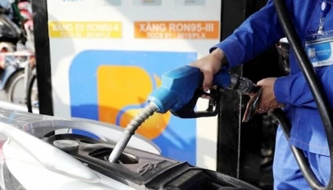 Giá xăng tiếp tục tăng, dầu diesel giảm sâu về dưới 30.000 đồng/lít