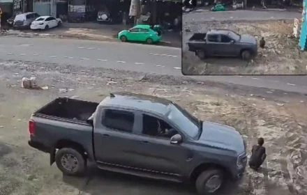Xe bán tải cán trúng người đàn ông vô gia cư đang ngồi bên đường, camera ghi lại diễn biến