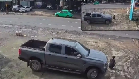 Xe bán tải cán trúng người đàn ông vô gia cư đang ngồi bên đường, camera ghi lại diễn biến