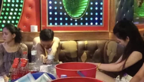 Công an kiểm tra rạng sáng, phát hiện "phòng bay" trong quán karaoke