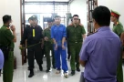 Hình ảnh mới nhất khi ra tòa của kẻ sát hại 3 mẹ con, đâm người chồng 31 nhát
