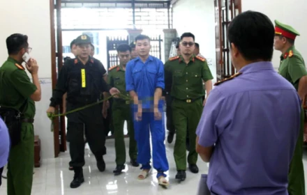 Hình ảnh mới nhất khi ra tòa của kẻ sát hại 3 mẹ con, đâm người chồng 31 nhát