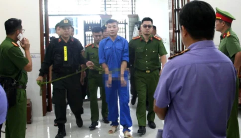 Hình ảnh mới nhất khi ra tòa của kẻ sát hại 3 mẹ con, đâm người chồng 31 nhát