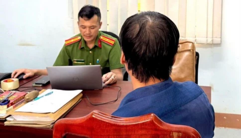 Bố dượng giả bạn trai trên TikTok, dụ dỗ con riêng của vợ