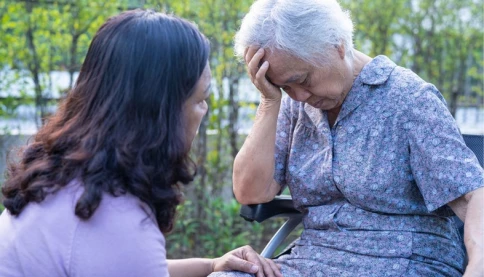 Nỗi xót xa khi người già "đau răng không dám đi trồng, mắt mờ không dám đi mổ đục thủy tinh thể"