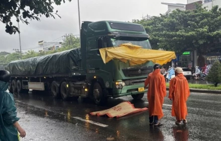 Xe đầu kéo va chạm xe máy trên QL1A ở Đà Nẵng, một người tử vong tại chỗ