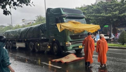 Xe đầu kéo va chạm xe máy trên QL1A ở Đà Nẵng, một người tử vong tại chỗ