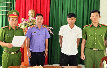 Chồng đập phá, tưới xăng đốt  nhà vì bực tức khi vợ uống bia, nhảy múa chưa chịu về