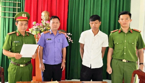 Chồng đập phá, tưới xăng đốt  nhà vì bực tức khi vợ uống bia, nhảy múa chưa chịu về