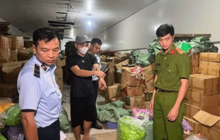 Hà Nội: Gần 20 tấn bánh kẹo đóng gói trong nước bị “phù phép” thành hàng ngoại