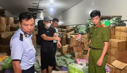 Hà Nội: Gần 20 tấn bánh kẹo đóng gói trong nước bị “phù phép” thành hàng ngoại