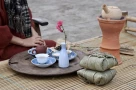 Ấm trà nguội ngắt: vợ chồng già ngồi cạnh nhau mà chẳng còn gì để nói