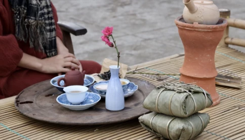 Ấm trà nguội ngắt: vợ chồng già ngồi cạnh nhau mà chẳng còn gì để nói