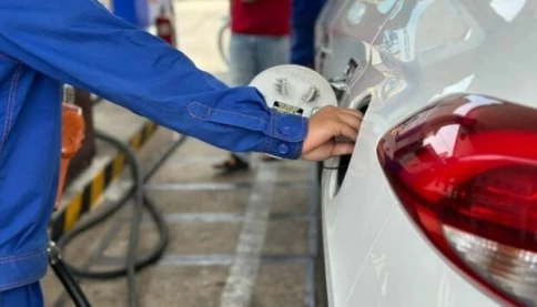Giá xăng lại tăng mạnh, dầu diesel giảm