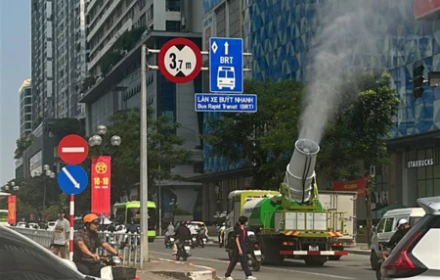 Hà Nội đang dùng pháo phun sương dập bụi