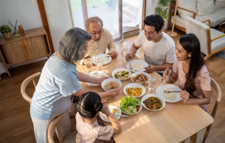 Người già ăn hay nghẹn, hay làm rơi vỡ đồ: Cách ứng xử để người già không cảm thấy cô đơn ngay trong nhà của mình