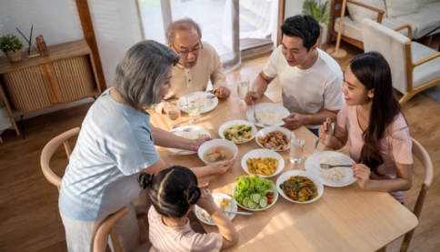 Người già ăn hay nghẹn, hay làm rơi vỡ đồ: Cách ứng xử để người già không cảm thấy cô đơn ngay trong nhà của mình