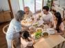 Người già ăn hay nghẹn, hay làm rơi vỡ đồ: Cách ứng xử để người già không cảm thấy cô đơn ngay trong nhà của mình