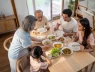 Người già ăn hay nghẹn, hay làm rơi vỡ đồ: Cách ứng xử để người già không cảm thấy cô đơn ngay trong nhà của mình