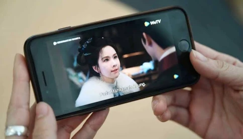 Mẹ tôi tin con mèo biết rán cá là thật: chuyện bi hài của cha mẹ xem phim AI