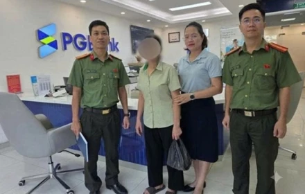 Nữ công nhân ở Hà Nội suýt mất 90 triệu đồng vì lời hứa tặng 50.000 USD và vàng từ bạn trai quen qua mạng