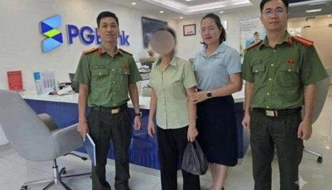 Nữ công nhân ở Hà Nội suýt mất 90 triệu đồng vì lời hứa tặng 50.000 USD và vàng từ bạn trai quen qua mạng