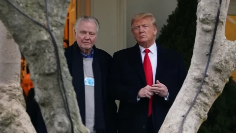 Ai đã gợi ý cho ông Trump ý tưởng đưa sản xuất phim trở về Mỹ, đánh thuế lên những phim sản xuất ở nước ngoài?