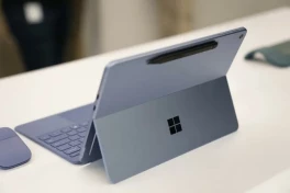 Microsoft ra mắt laptop AI giá hấp dẫn: chip Qualcomm, không quạt, bỏ cổng Surface Connect
