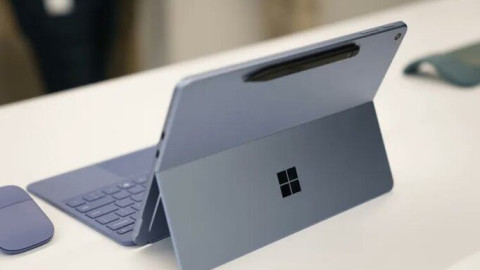 Microsoft ra mắt laptop AI giá hấp dẫn: chip Qualcomm, không quạt, bỏ cổng Surface Connect