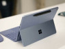Microsoft ra mắt laptop AI giá hấp dẫn: chip Qualcomm, không quạt, bỏ cổng Surface Connect