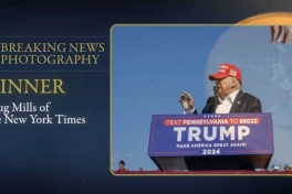 Bức ảnh chụp viên đạn sượt qua đầu ông Trump nhận giải Pulitzer