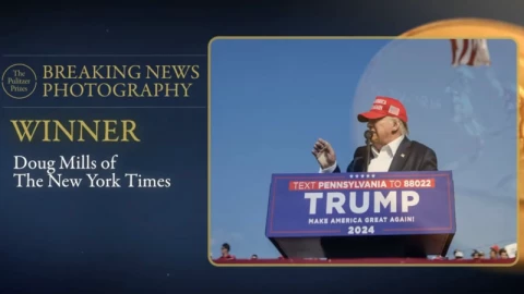 Bức ảnh chụp viên đạn sượt qua đầu ông Trump nhận giải Pulitzer