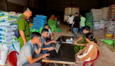 Công an đột kích 'sào huyệt' gạo giả: 'Trùm sò' bị khởi tố, hé lộ điều hãi hùng