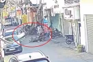 Nữ tài xế mở cửa ô tô bất cẩn khiến cụ bà ngã xuống đường, bị xe máy tông trúng