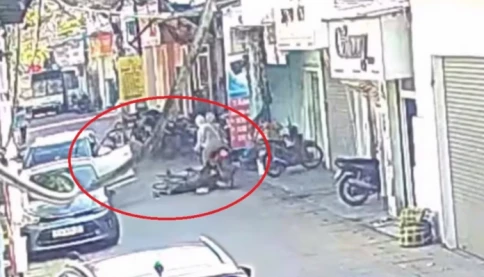 Nữ tài xế mở cửa ô tô bất cẩn khiến cụ bà ngã xuống đường, bị xe máy tông trúng